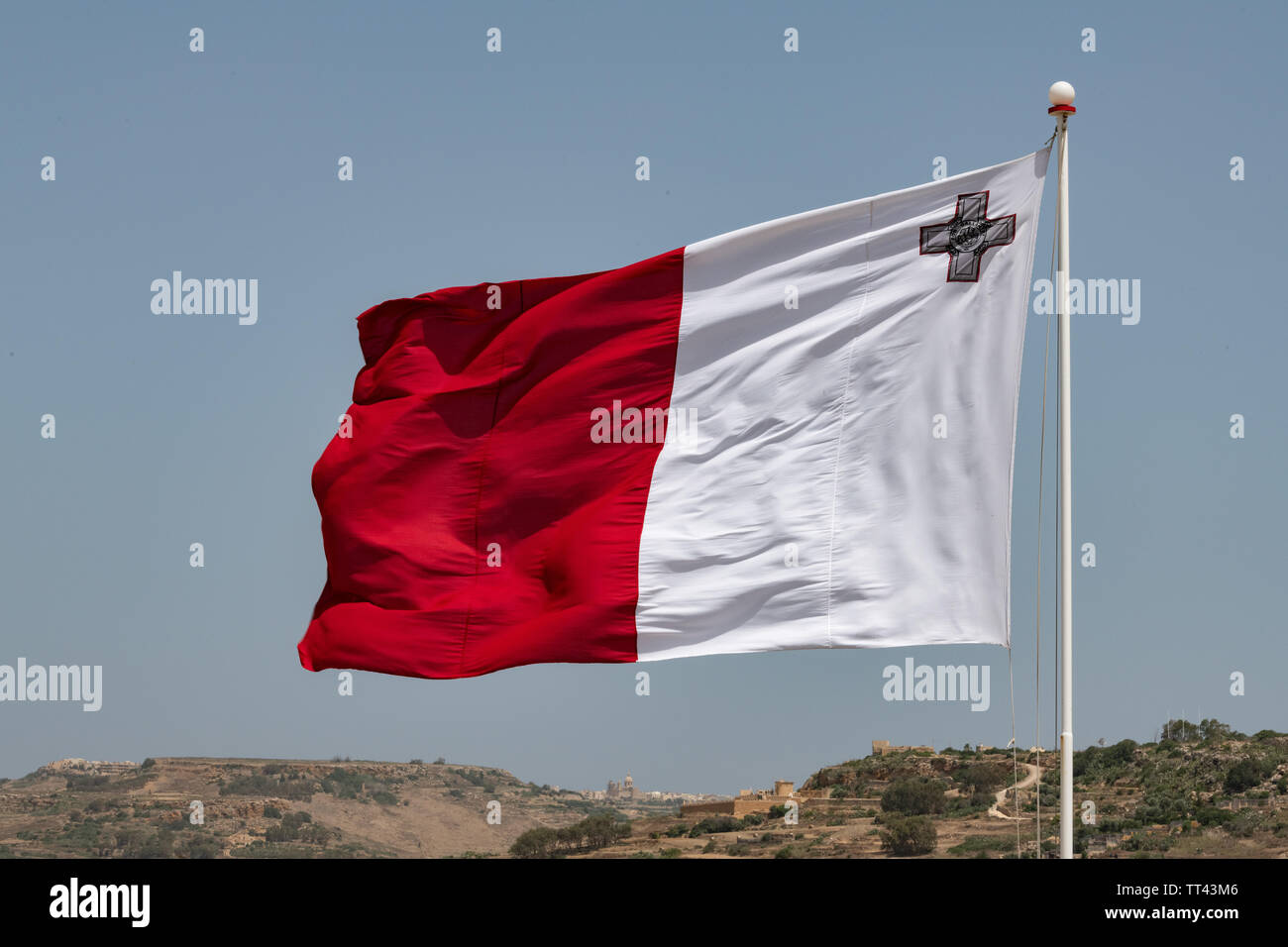 Die maltesische Flagge über Gozo Landschaft Stockfoto