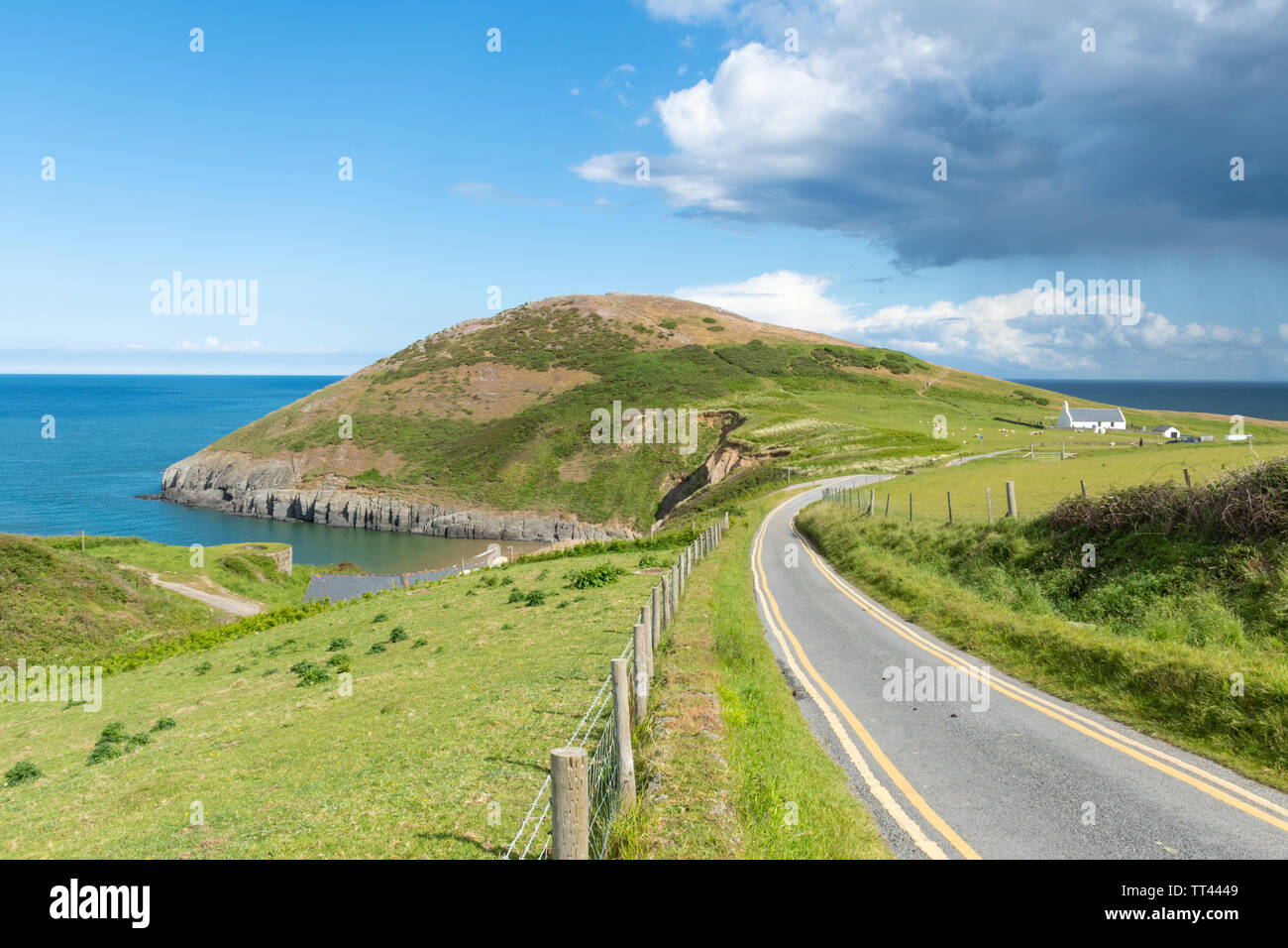 Zerklüftete Küstenlandschaft bei Mwnt Bay, Ceredigion, Wales Stockfoto