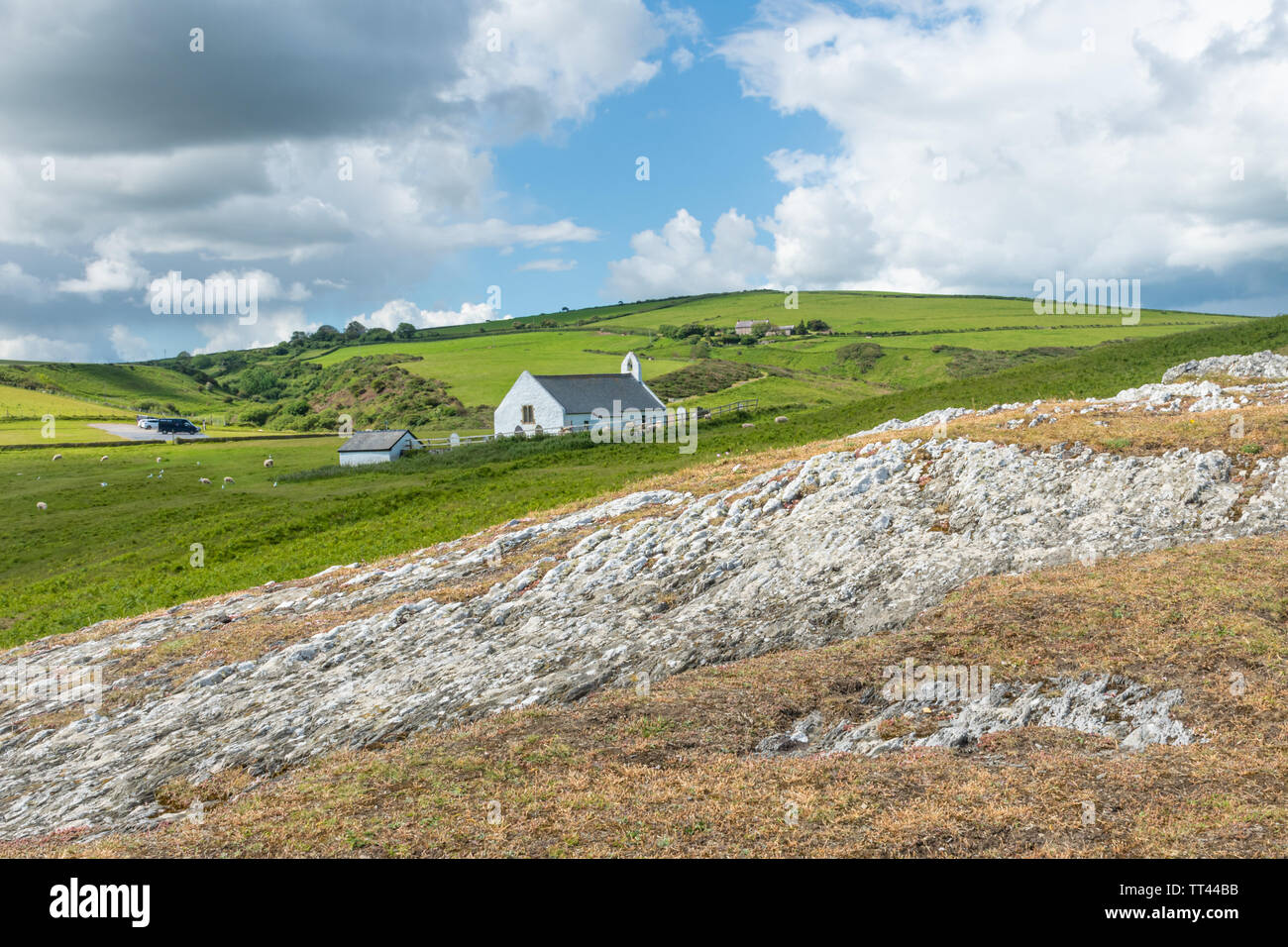 Die Kirche des Heiligen Kreuzes (Walisisch: Eglwys y Grog), ein Beispiel für einen mittelalterlichen sailor Kapelle von Leichtigkeit, an Mwnt Bay, Ceredigion, Wales Stockfoto