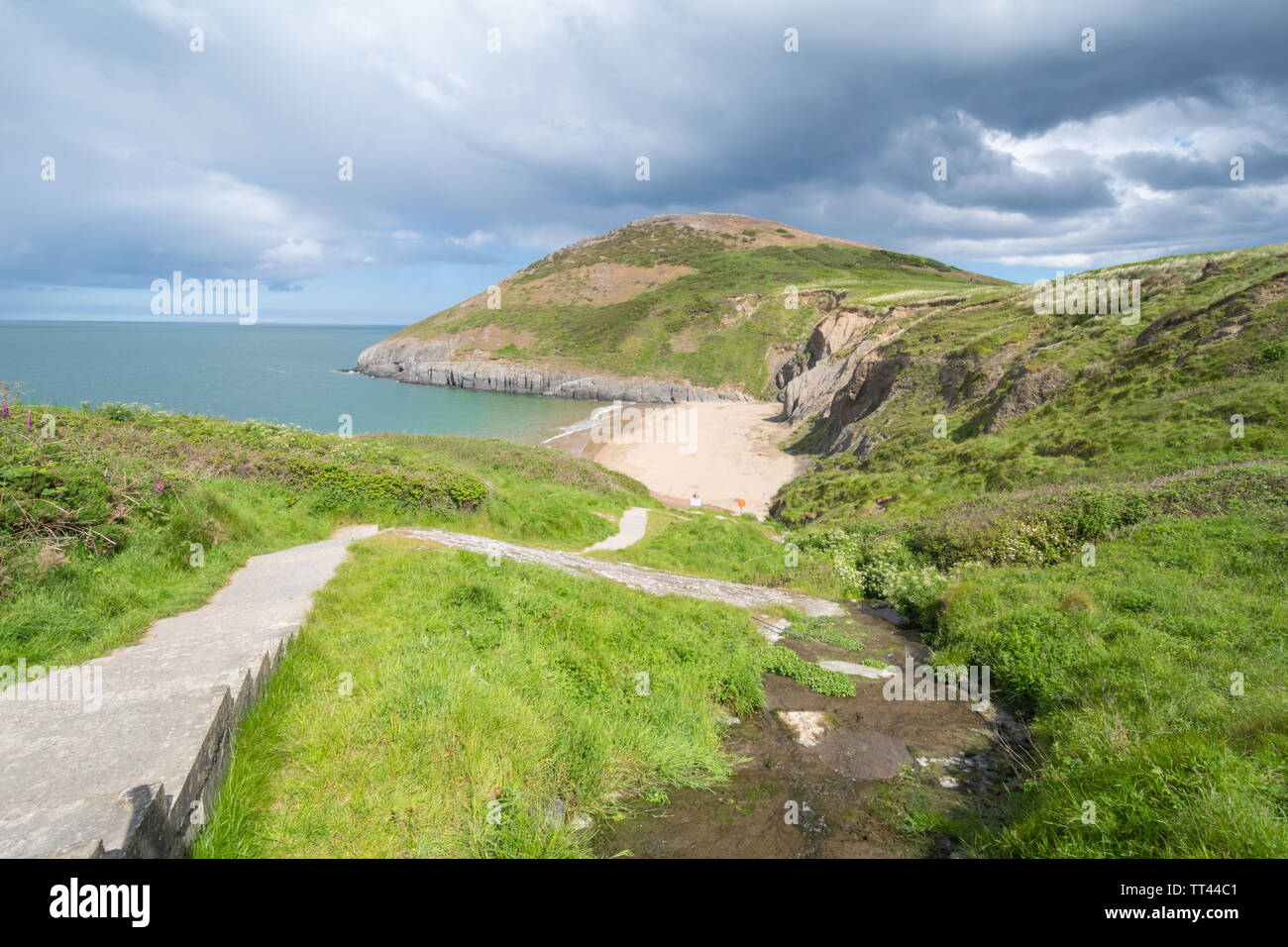 Zerklüftete Küstenlandschaft und Strand in Mwnt Bay, Ceredigion, Wales Stockfoto