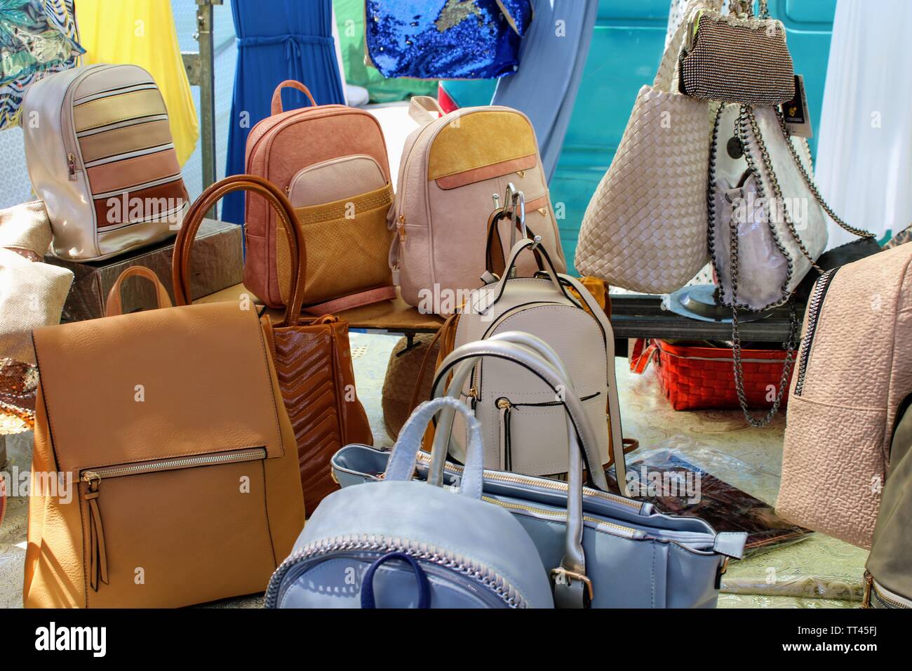 Regal mit Leder Taschen und Rucksäcke in verschiedenen Farben Stockfoto