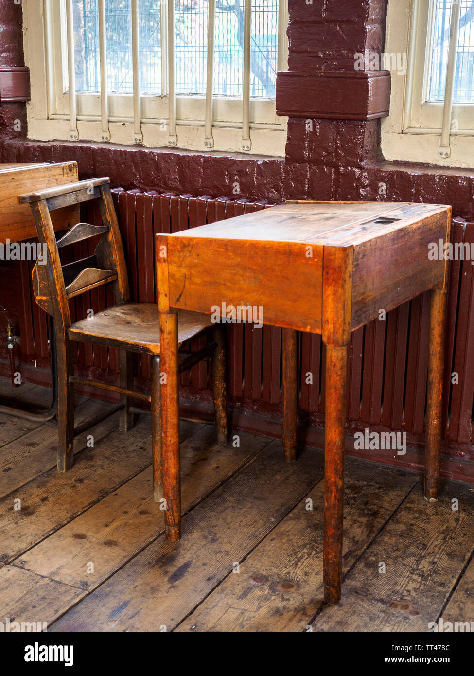 Im viktorianischen Zeitalter, der Schreibtisch im Zackigen School Museum in London, England Stockfoto