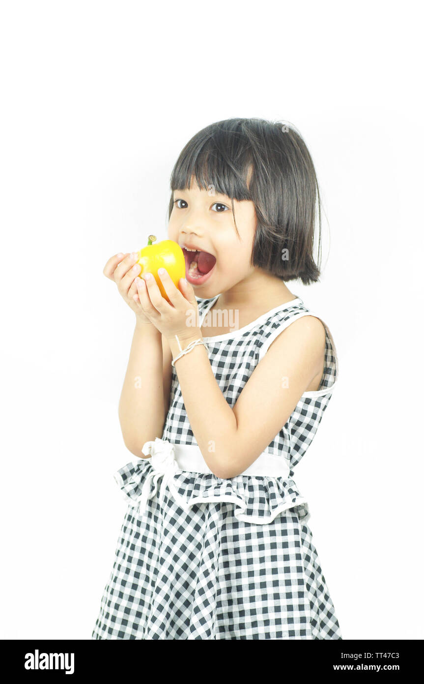 Asiatische cute girl Holding Paprika, Paprika oder "Capsicum" auf weißem Hintergrund Essen Stockfoto
