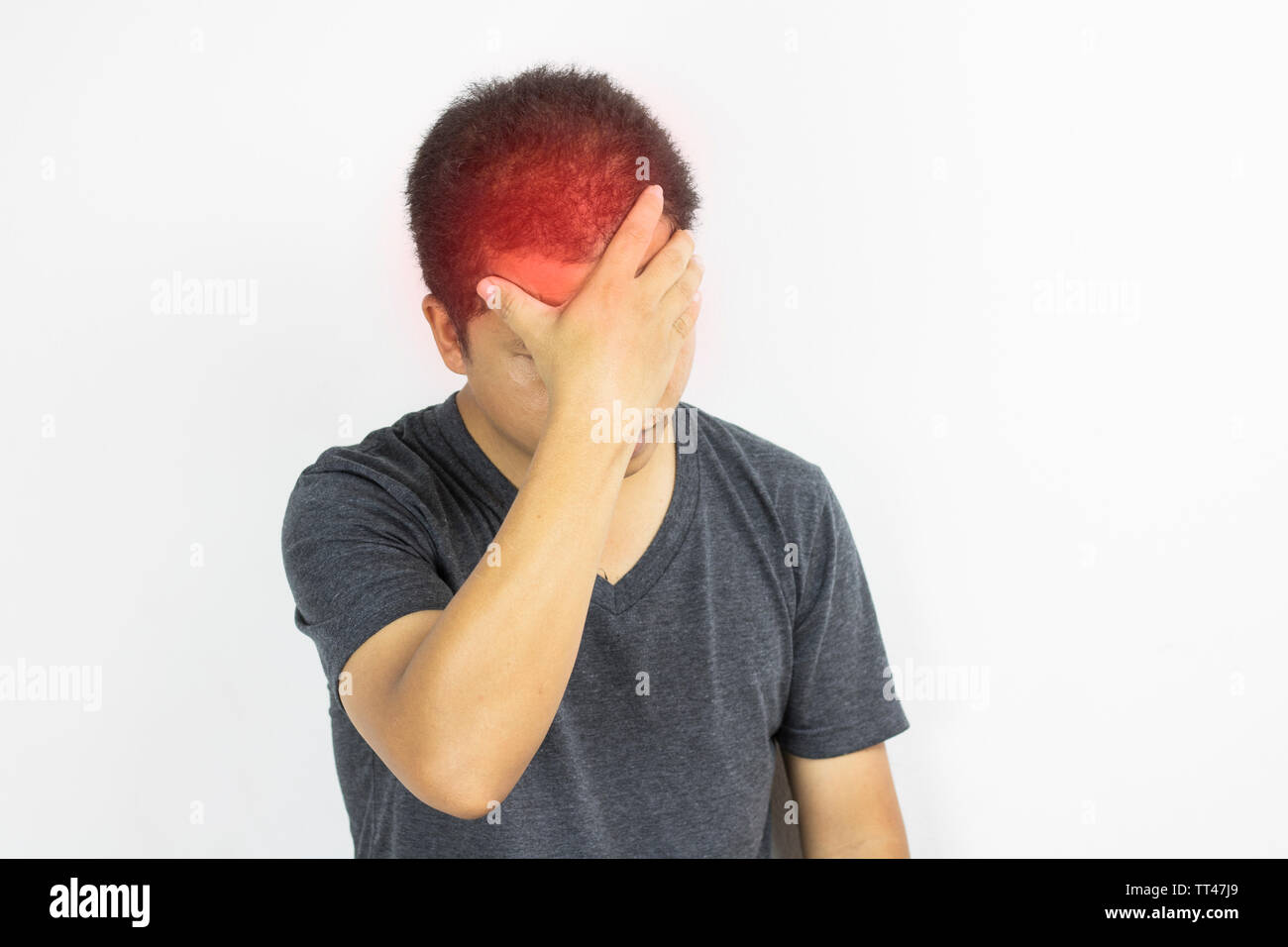 Man hat Kopfschmerzen und Schmerzen auf weißem Hintergrund, Konzept in healtcare Stockfoto