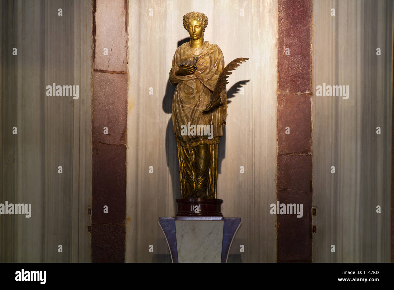 Statue des Hl. Agnes mit die Palme des Martyriums von Nicolas Cordier (1605) - Basilica di Sant'Agnese fuori le Mura (Sankt Agnes vor den Mauern) - Rom Stockfoto