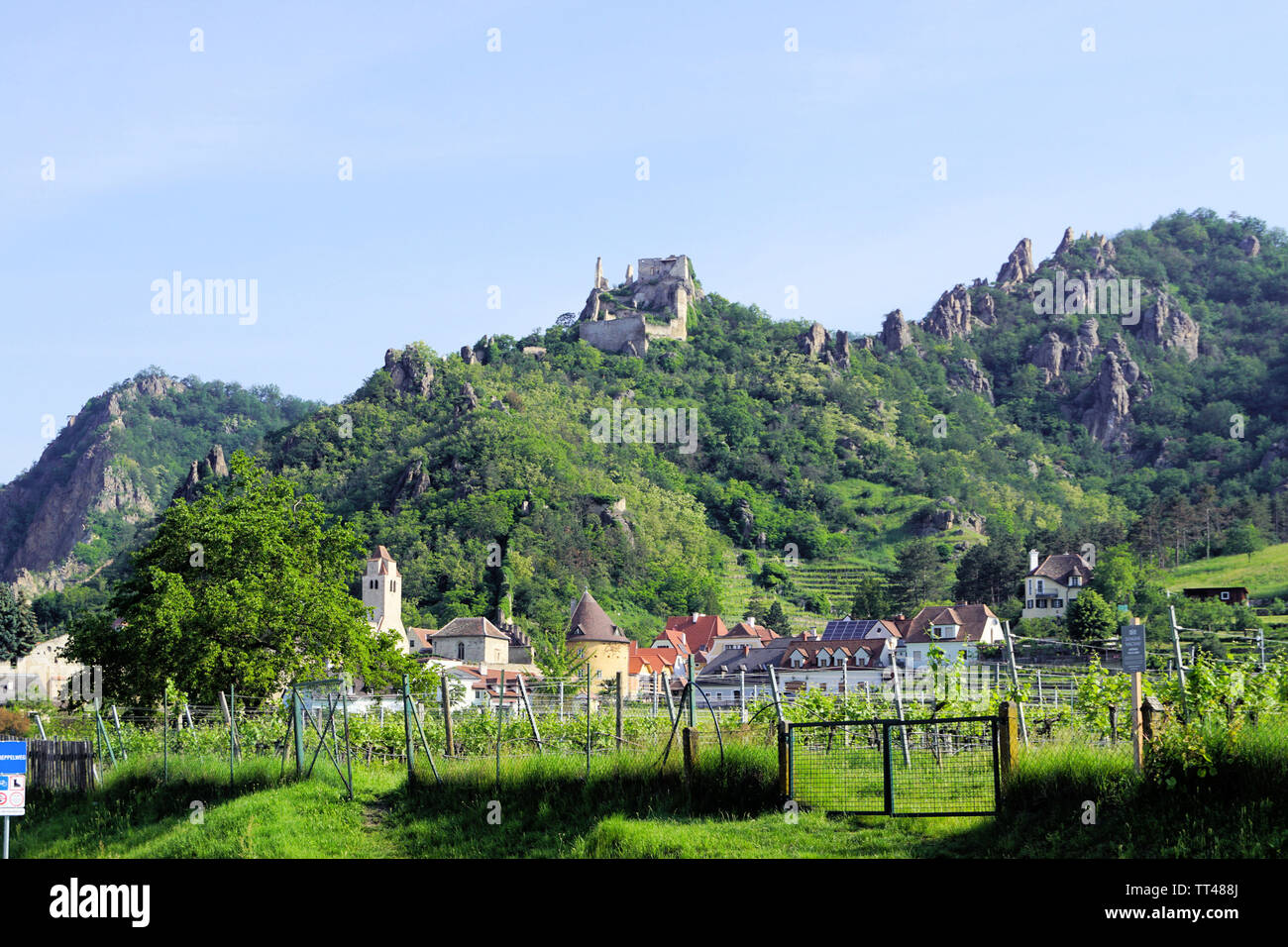 Das hübsche Dorf Durnstein, mit seiner Burg, wo Richard Löwenherz gefangen gehalten wurde Stockfoto