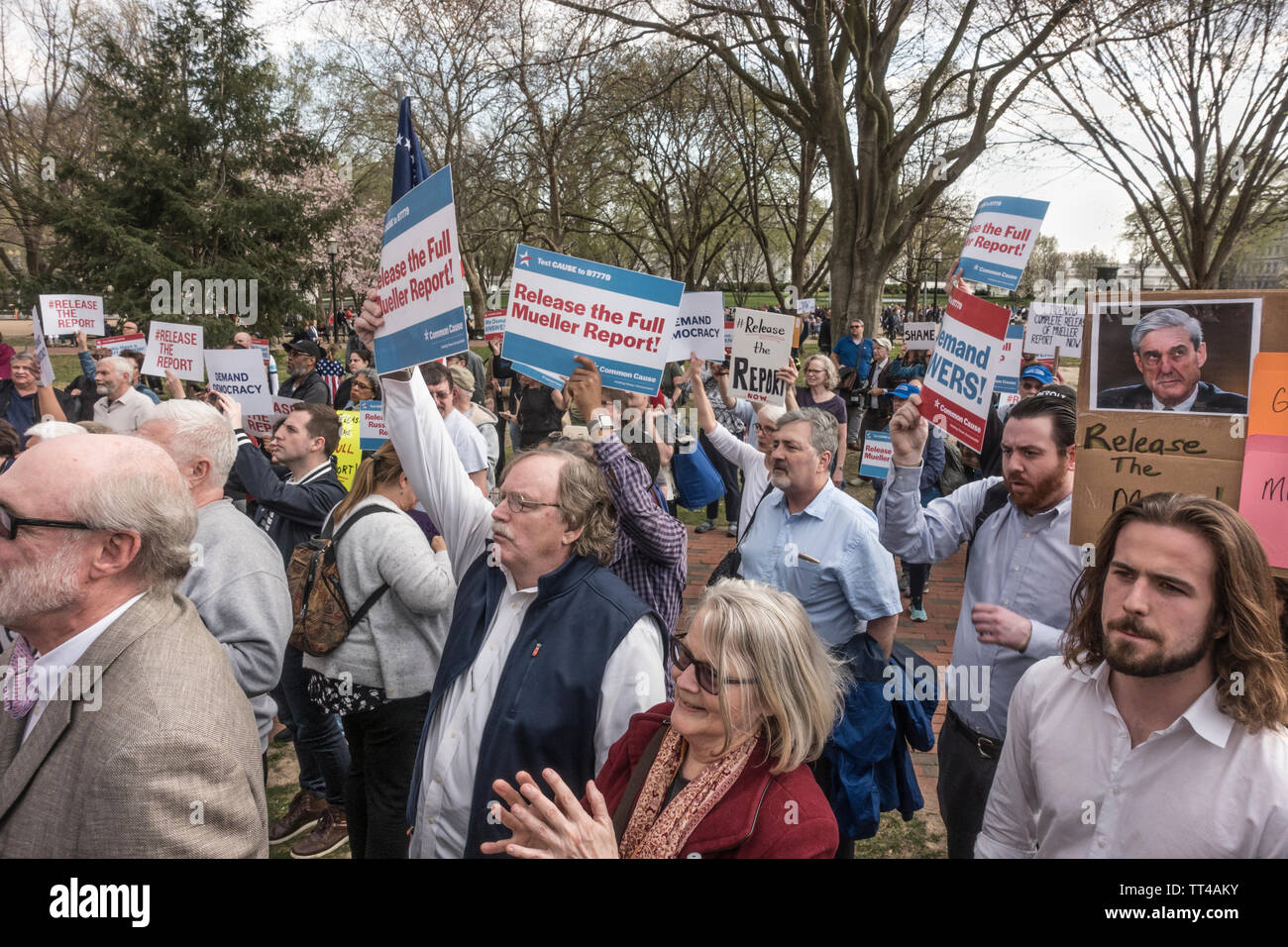 Protestieren Attorney General William Barr und das Versagen der Trumpf Administration der unredacted Mueller Bericht zu lösen. Protest in Lafayette Square gegenüber vom Weißen Haus, April 4, 2019, Washington, DC, statt. Demonstration war Teil des Nationalen Tag der Aktion, mit den Protesten rund um den uns gehalten. Stockfoto