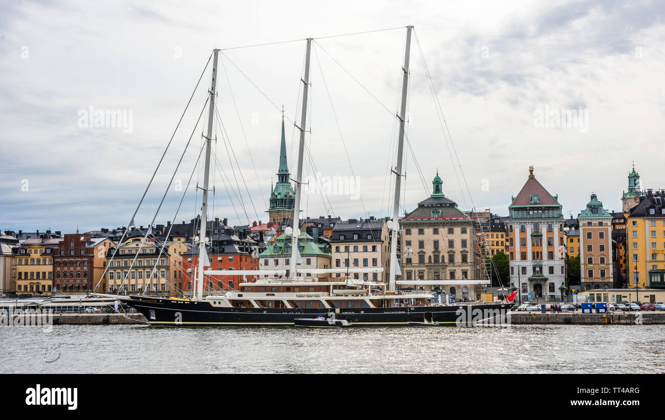 STOCKHOLM, Schweden, 12. Juni 2019: Segelyacht EOS an der Skeppsbron Kai mit Gamla Stan im Hintergrund. Die Segelyacht EOS ist ein 93 m langes 3- Stockfoto