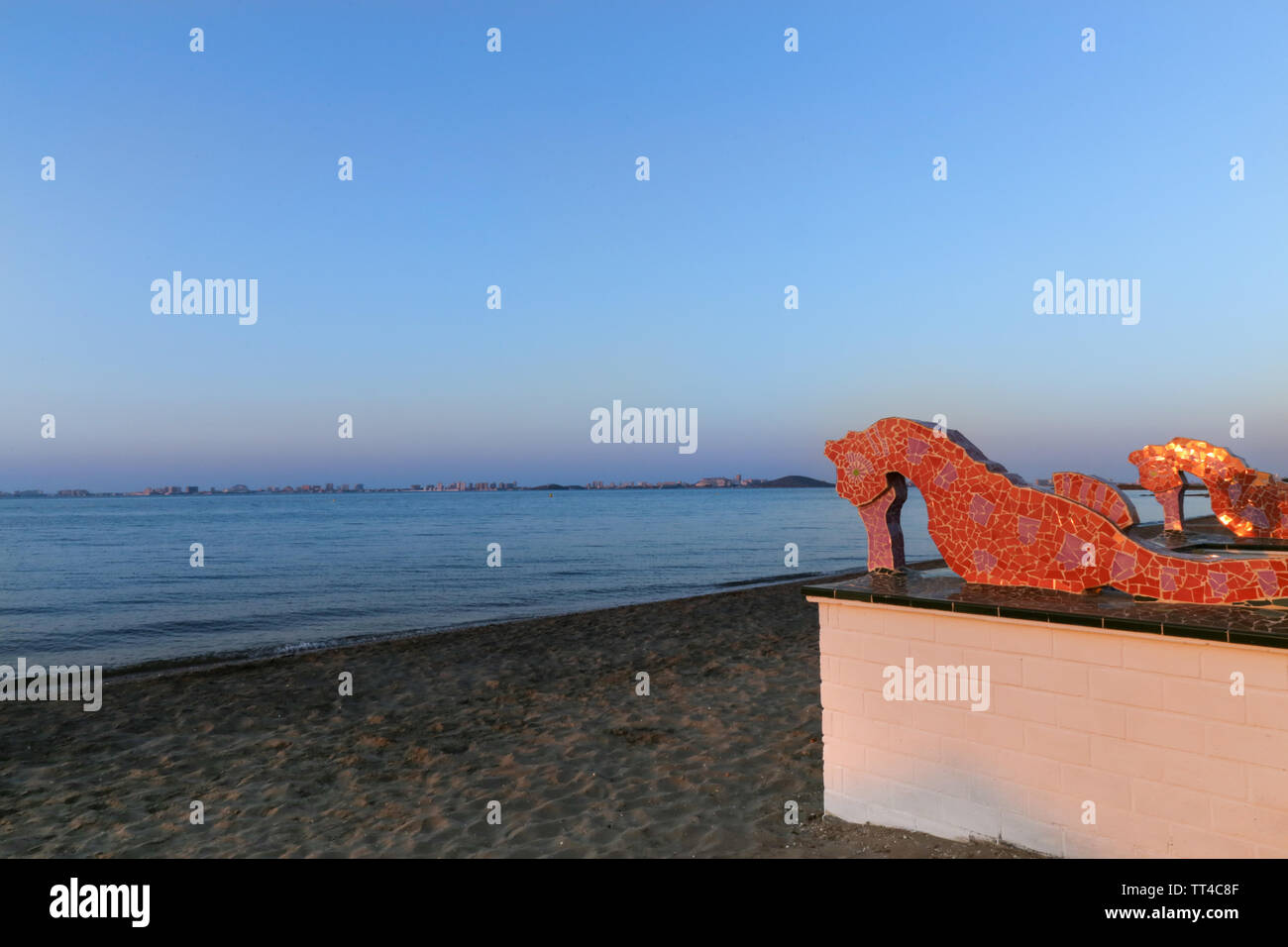 Seepferdchen Skulptur am Strand auf das Mar Menor in La Manga del Mar Menor, Murcia, Spanien Stockfoto