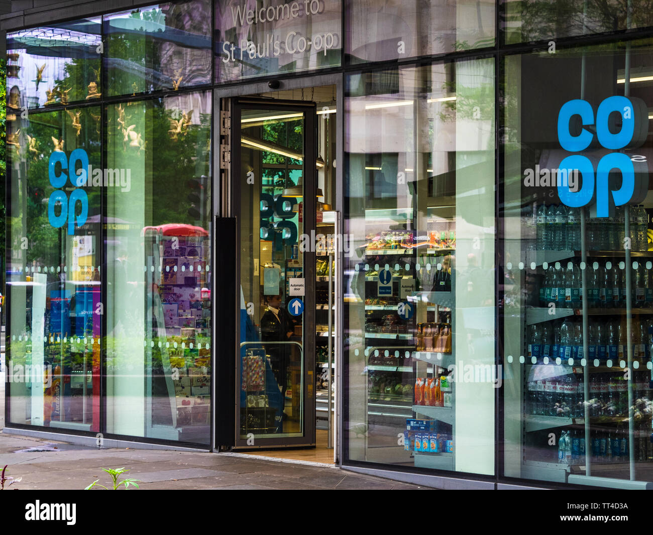 London Co-Op Store - Central London Co-op Convenience Store in der Nähe von St Pauls London Stockfoto