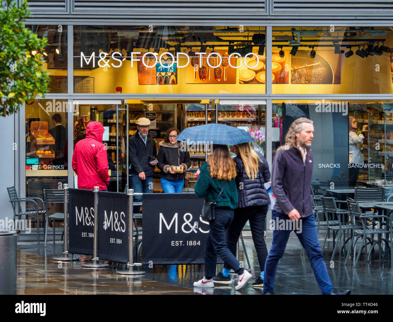 M&S Essen für London. Marks and Spencer Takeaway Food to Go Outlet im Zentrum Londons, das Essen zum Mitnehmen serviert Stockfoto