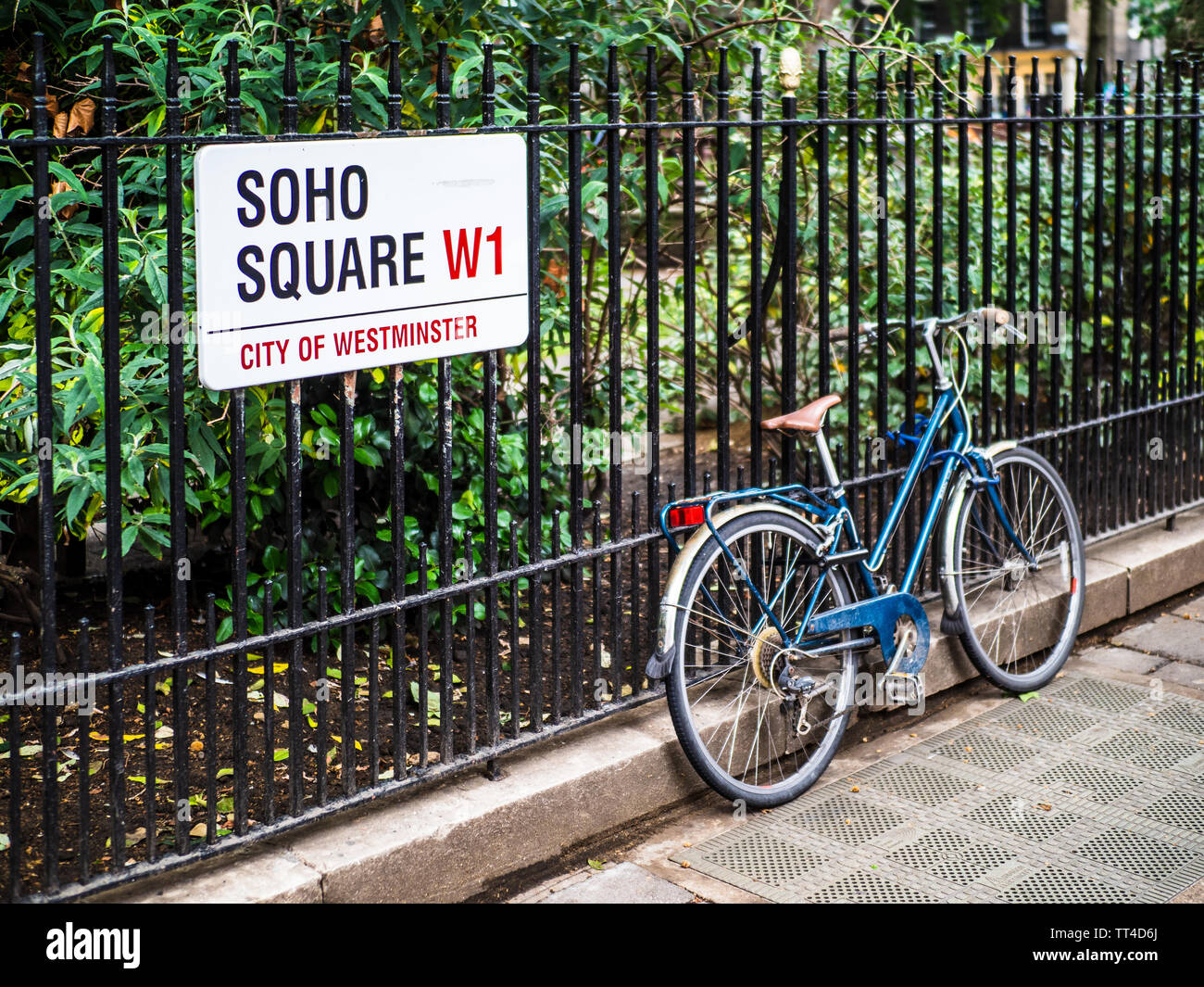 Soho Square W1-Soho Square ist ein grüner Platz in Londons Soho Entertainment District zurückgehend bis 1681 - Londoner Stadtteil Soho Straßenschilder Stockfoto