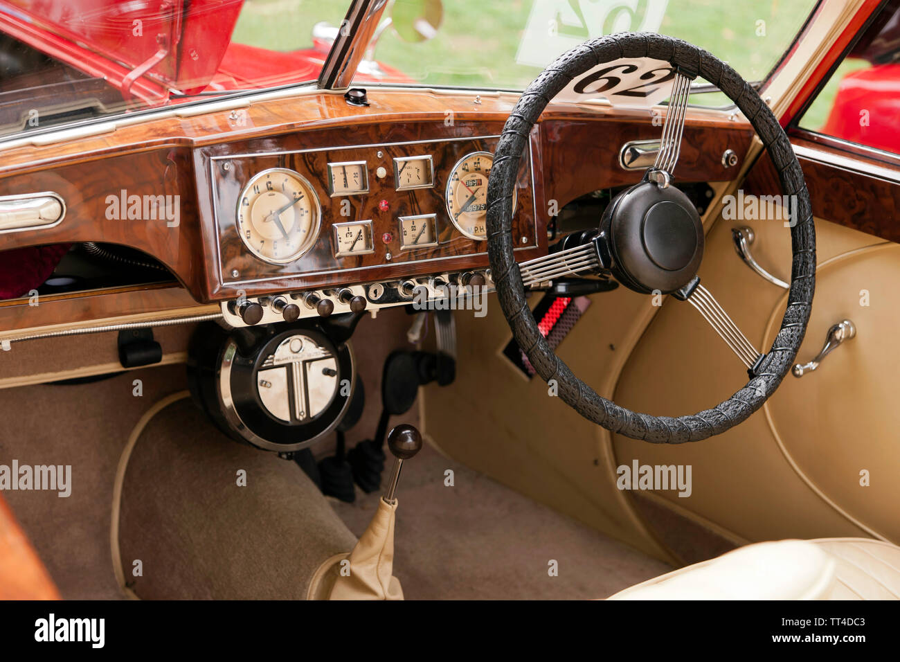 Das Innere einer Rot, 1950 Riley RMD, auf der Anzeige am Kai Grün Oldtimer Treffen, Teil der Sandwichplatte Festival 2018, Kent Stockfoto
