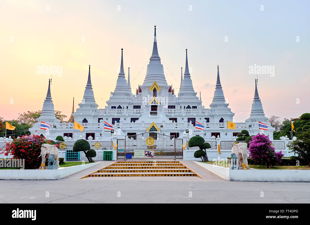 Blick auf Asokaram Tempel in Bangkok, bei Sonnenuntergang, goldenen Stunde keine Wolken Himmel Stockfoto