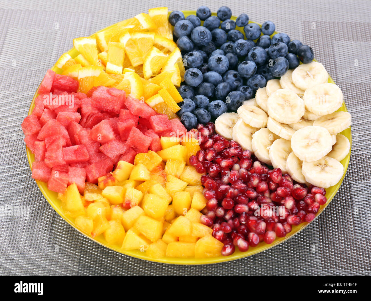 Geschnittenes Obst auf dem Teller auf dem Tisch Stockfoto