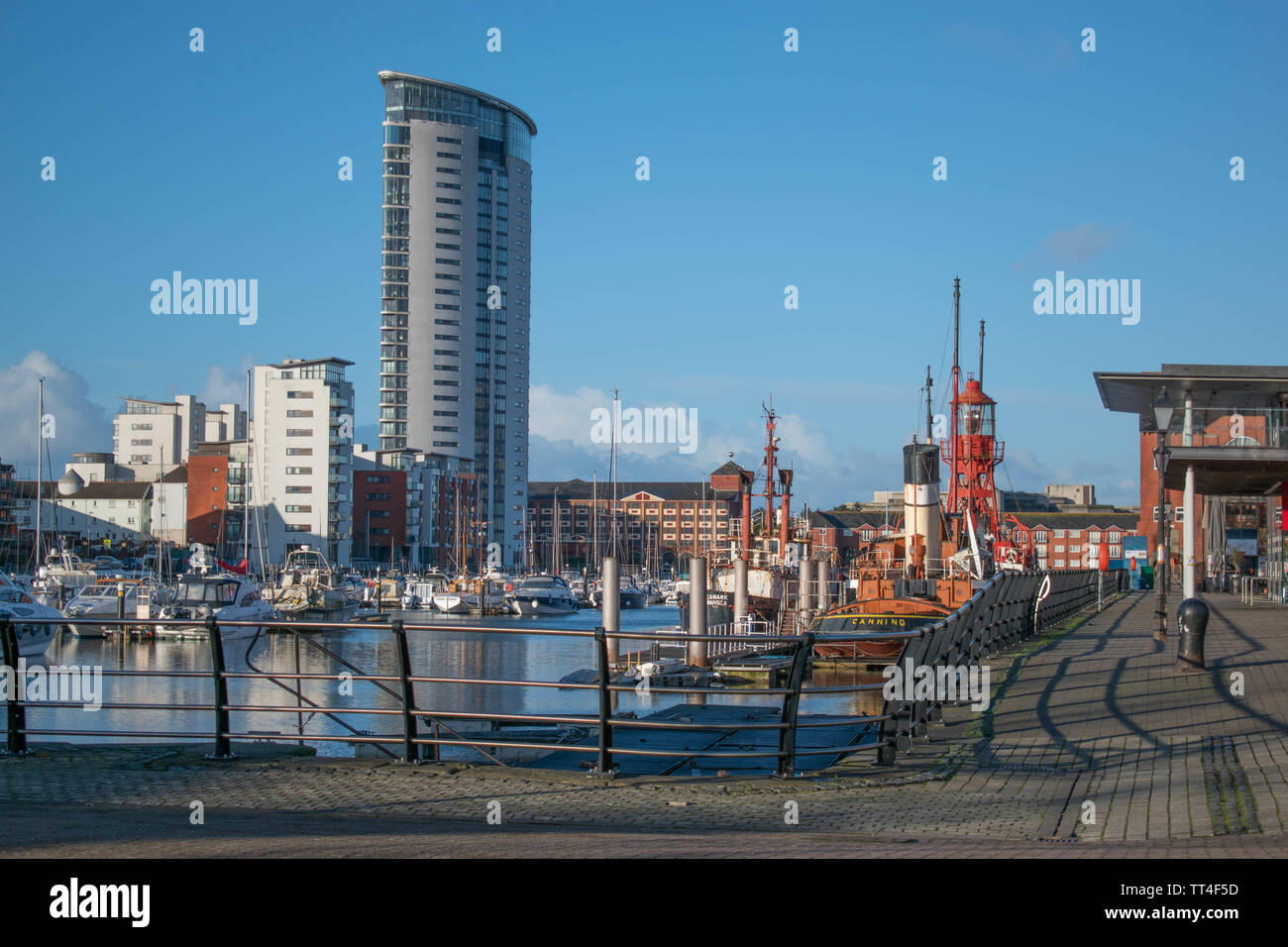 Die Meridian Tower mit Blick auf den Yachthafen, Swansea, Wales, Großbritannien am 17. März 2019. Stockfoto