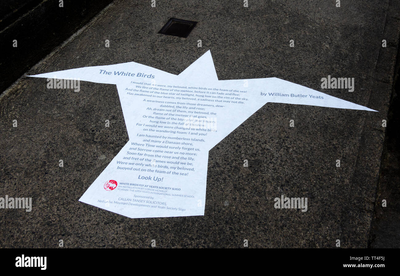 Die weißen Vögel, ein Gedicht von William Butler Yeats. Die Worte sind written auf eine Illustration außerhalb des Yeats Memorial Building in Sligo, Irland Stockfoto Die weißen Vögel, ein Gedicht von William Butler Yeats. Die Worte sind written auf eine Illustration außerhalb des Yeats Memorial Building in Sligo, Irland Stockfoto