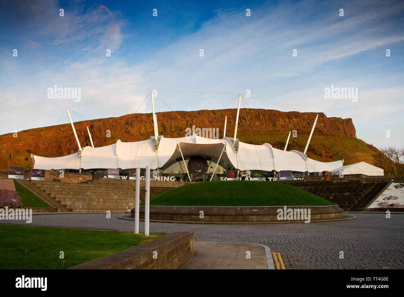 Dynamische Erde Gebäude in Edunburgh mit Salisbury Crags im Hintergrund. Stockfoto