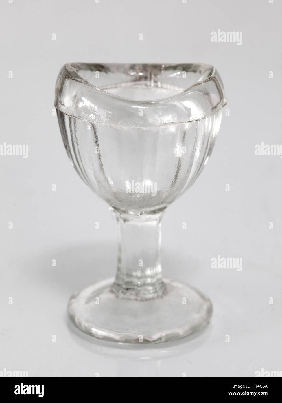 Augendusche glasbad -Fotos und -Bildmaterial in hoher Auflösung – Alamy