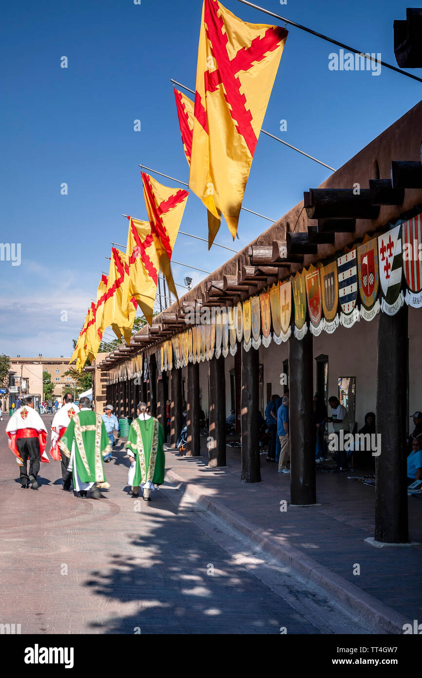 Die Priester vor der Palast des Präsidenten geschmückt mit Flaggen und Wappen, Fiesta de Santa Fe, Santa Fe, New Mexico USA Stockfoto