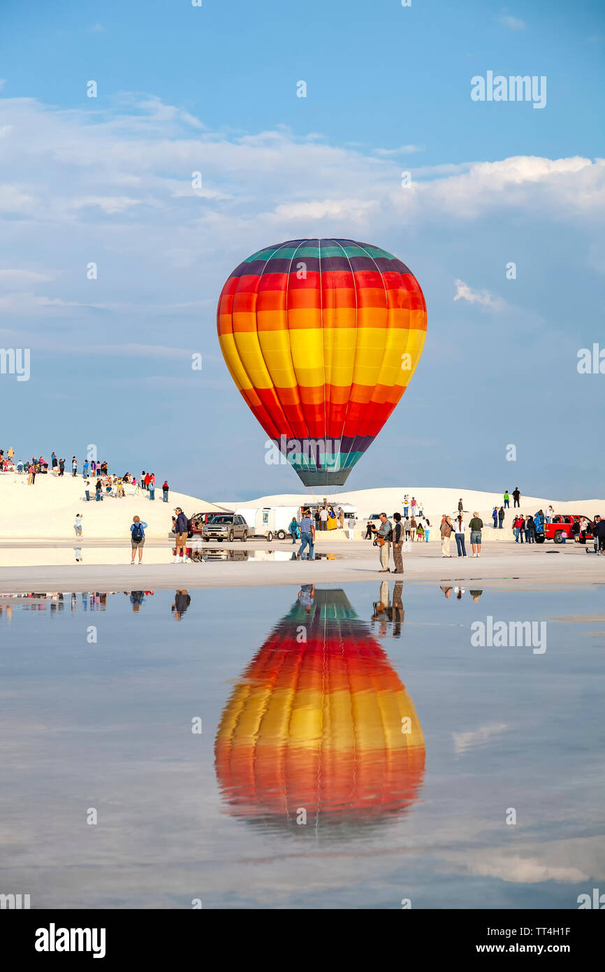 Heißluftballon auf die Pfütze und Leute, White Sands Heißluftballon Einladungs, White Sands National Park, Alamogordo, New Mexico USA wider Stockfoto