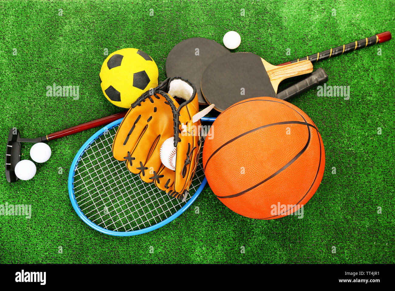 Sportgeräte auf Gras Hintergrund Stockfoto