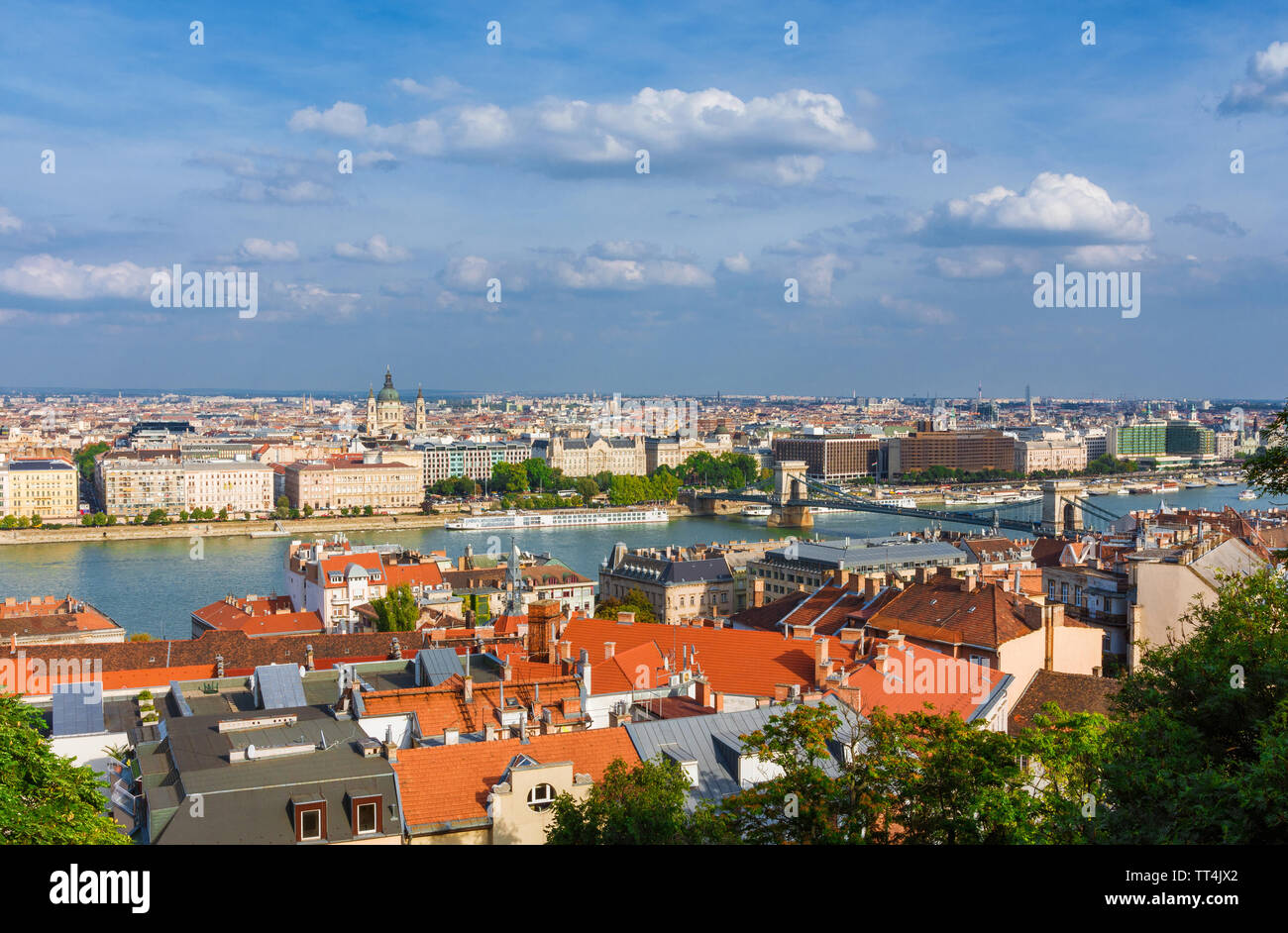 Schöne Aussicht auf Budapest historische Zentrum mit dem berühmten St. Stepehn Basilika und Donau Stockfoto