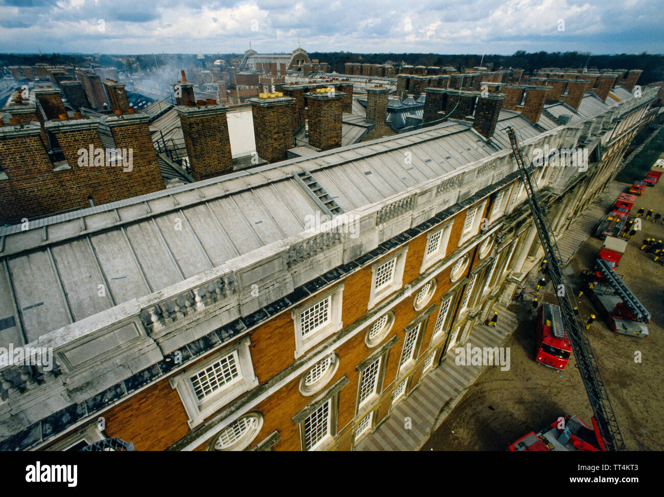 Hampton Court Brand vom 30. März 1986 Feuerwehrleute die Schäden am Morgen nach dem Brand. Feuer heute entkernt, aus dem ein wing von Hampton Court Palace, einem Land, Residenz der Könige und Königinnen aus der Regierungszeit Heinrichs VIII. Eine Person starb und Kunstschätze wurden beschädigt. Stockfoto