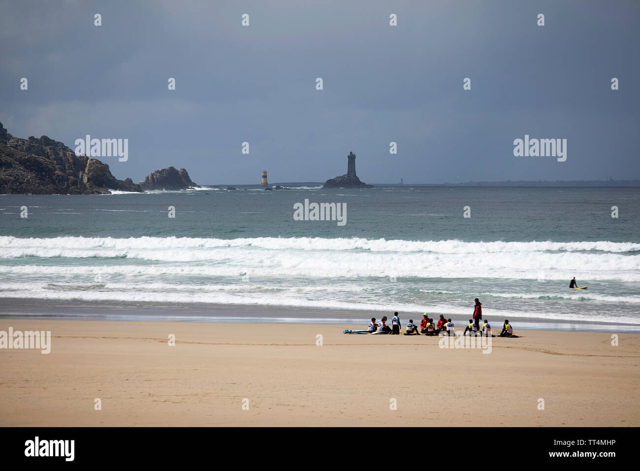 Surf Schule am Strand Plage de la Baie des Trépassés an der Pointe du Raz, dem westlichsten Punkt von Frankreich Stockfoto