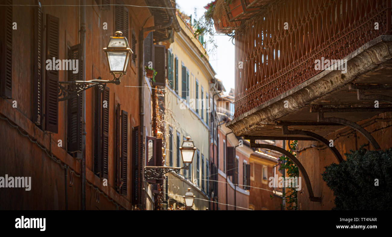 Blick in eine Gasse von Trastevere in Rom mit alten Gebäuden. Konzept für Reise- und Ausflugsziele Stockfoto