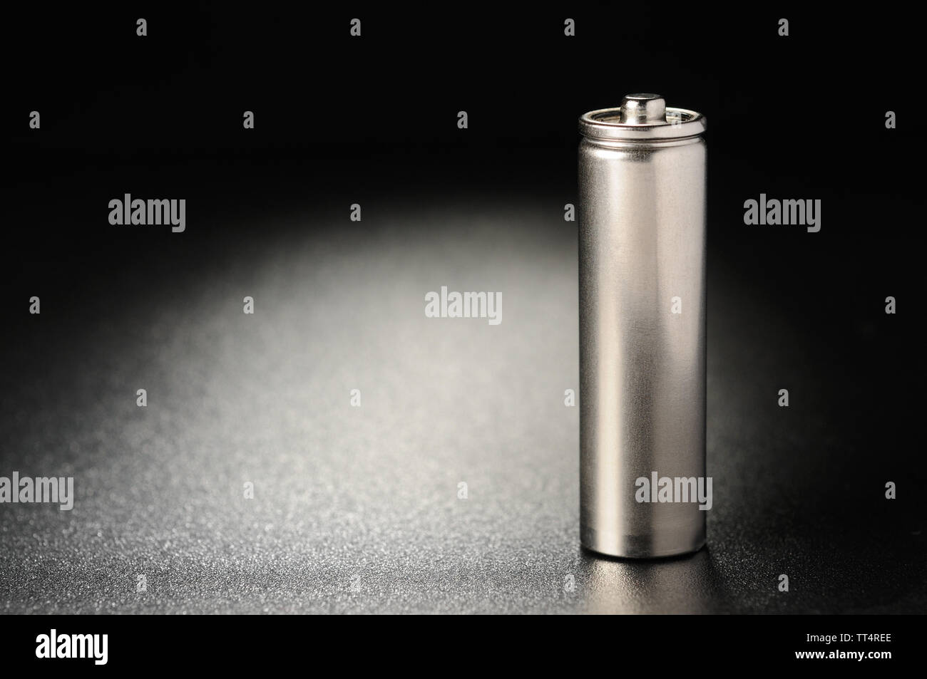 Stahl Batterie auf einem schwarzen strukturierten Hintergrund Stockfoto