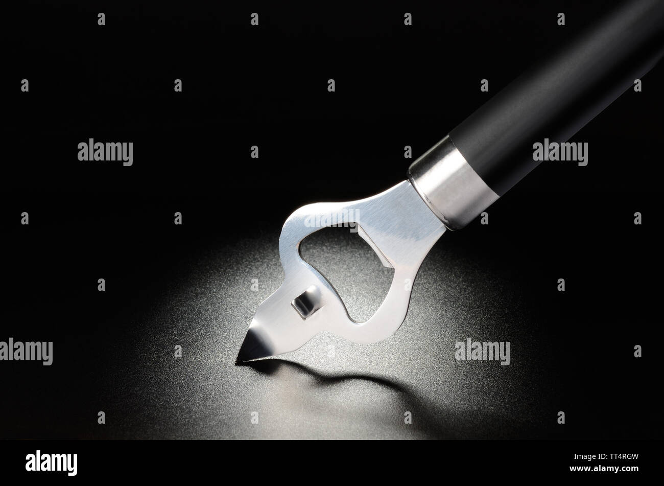 Flaschenöffner auf schwarz genarbte Oberfläche Stockfoto