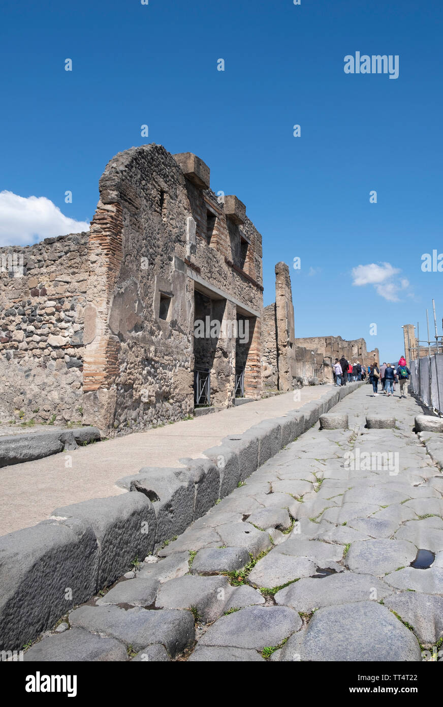 Ruinen und gepflasterten Straße in der archäologischen Ausgrabungen des antiken römischen Stadt Pompeji in der Nähe von Neapel in Kampanien in Süditalien Stockfoto