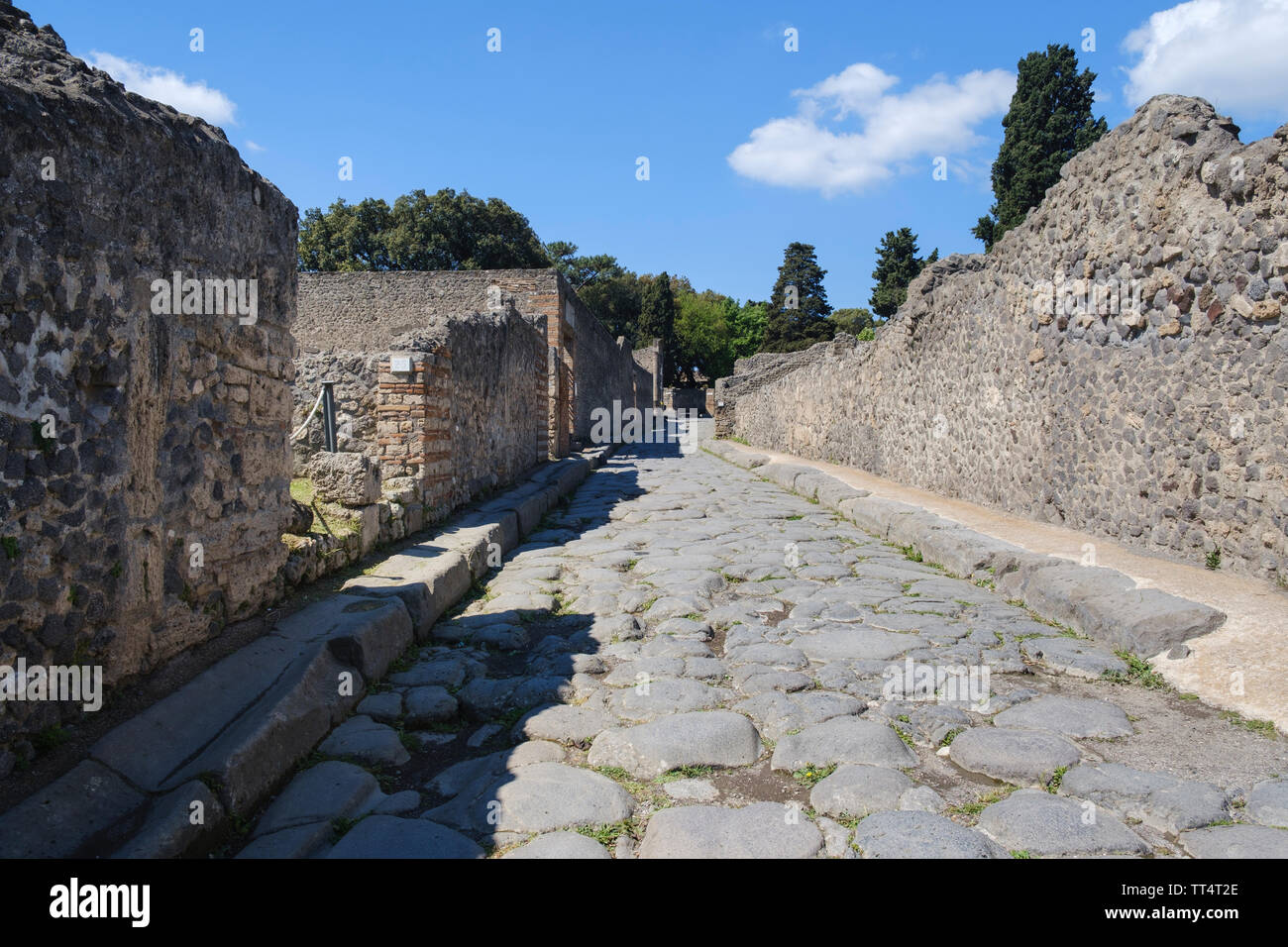 Ruinen und gepflasterten Straße in der archäologischen Ausgrabungen des antiken römischen Stadt Pompeji in der Nähe von Neapel in Kampanien in Süditalien Stockfoto