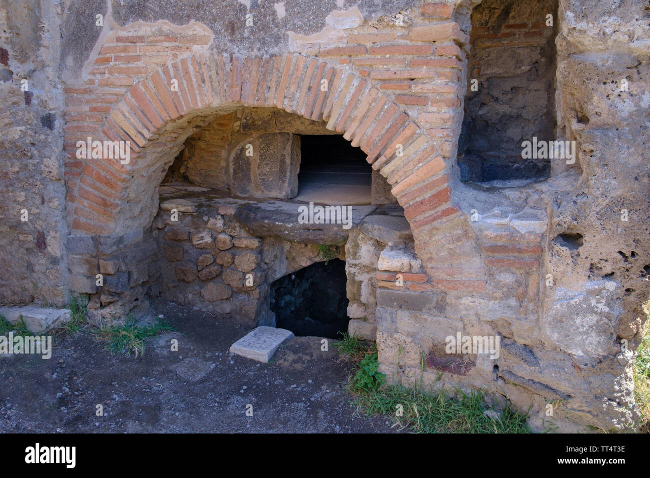 In einer Bäckerei zu archäologischen Ausgrabungen des antiken römischen Stadt Pompeji in der Nähe von Neapel in Kampanien in Süditalien Backofen Stockfoto