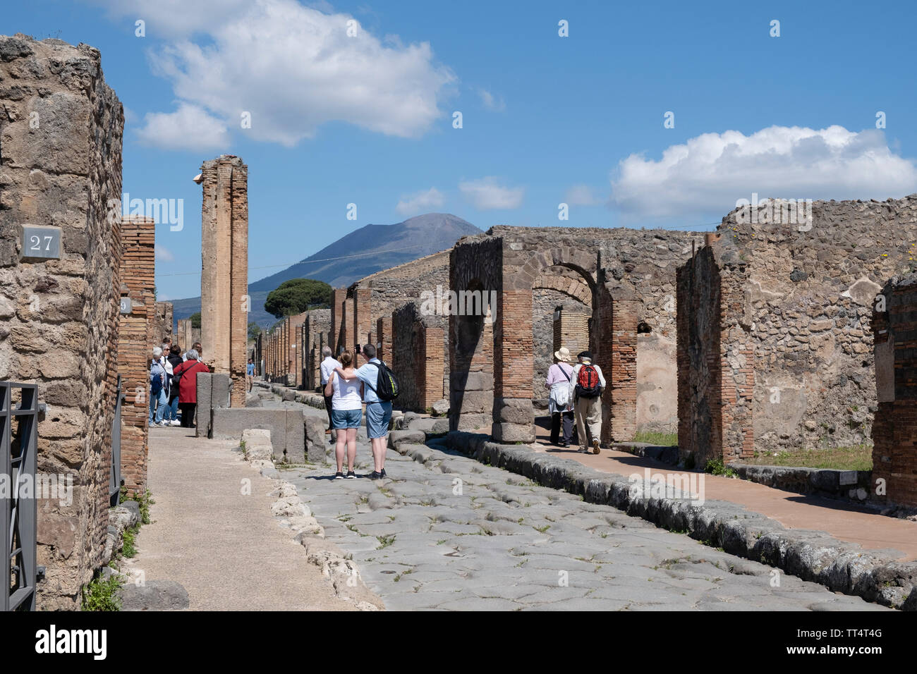 Touristen auf einer ausgegrabenen Straße Der antike römische Stadt Pompeji in der Nähe von Neapel in Kampanien in Süditalien Stockfoto