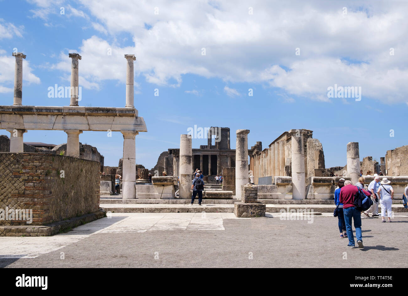 Touristen im Forum der antike römische Stadt Pompeji in der Nähe von Neapel in Kampanien in Süditalien Stockfoto