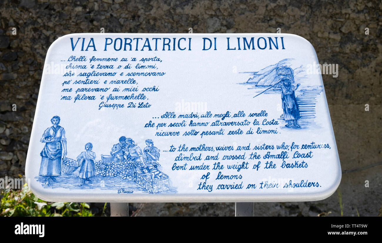 Memorial Zeichen auf dem Weg der Zitronen einen Fußweg oder Trail auf dem Lemon wachsenden hänge von der Amalfi Küste in der Nähe von Minori und Maiori Stockfoto