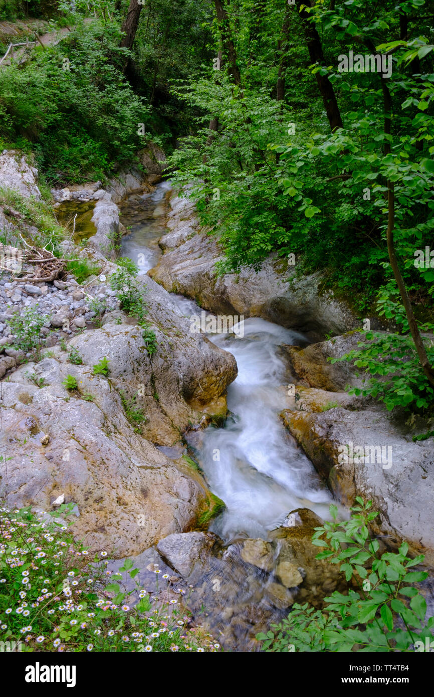Wasserfall im Valle delle Ferriere auch als Vallone dei Mulini Wanderweg in den Hügeln oberhalb von Amalfi, Kampanien in Süditalien bekannt Stockfoto