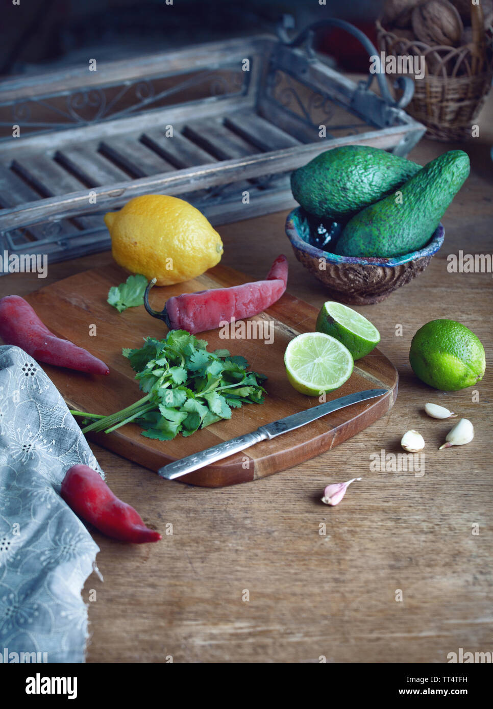 Kochen mexikanische Guacamole - Avocado, Limette, Zitrone, Pfeffer, Knoblauch und Koriander auf einer hölzernen Tisch. essen Hintergrund mit Kopie Raum Stockfoto