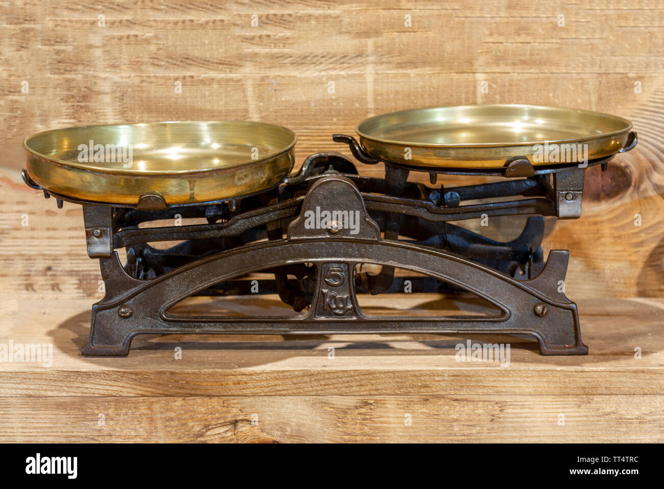 Alte antike Bügeleisen Waagen auf hölzernen Hintergrund Stockfoto