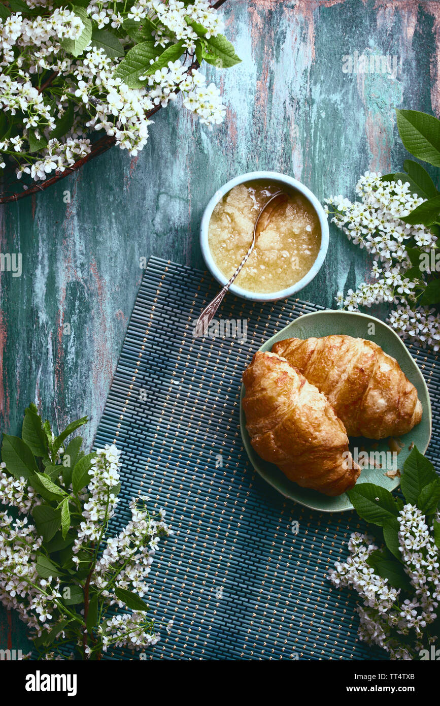 Flatlay essen Hintergrund - leere Holzbrett mit Croissants und Honig, mit Platz für Text kopieren Stockfoto
