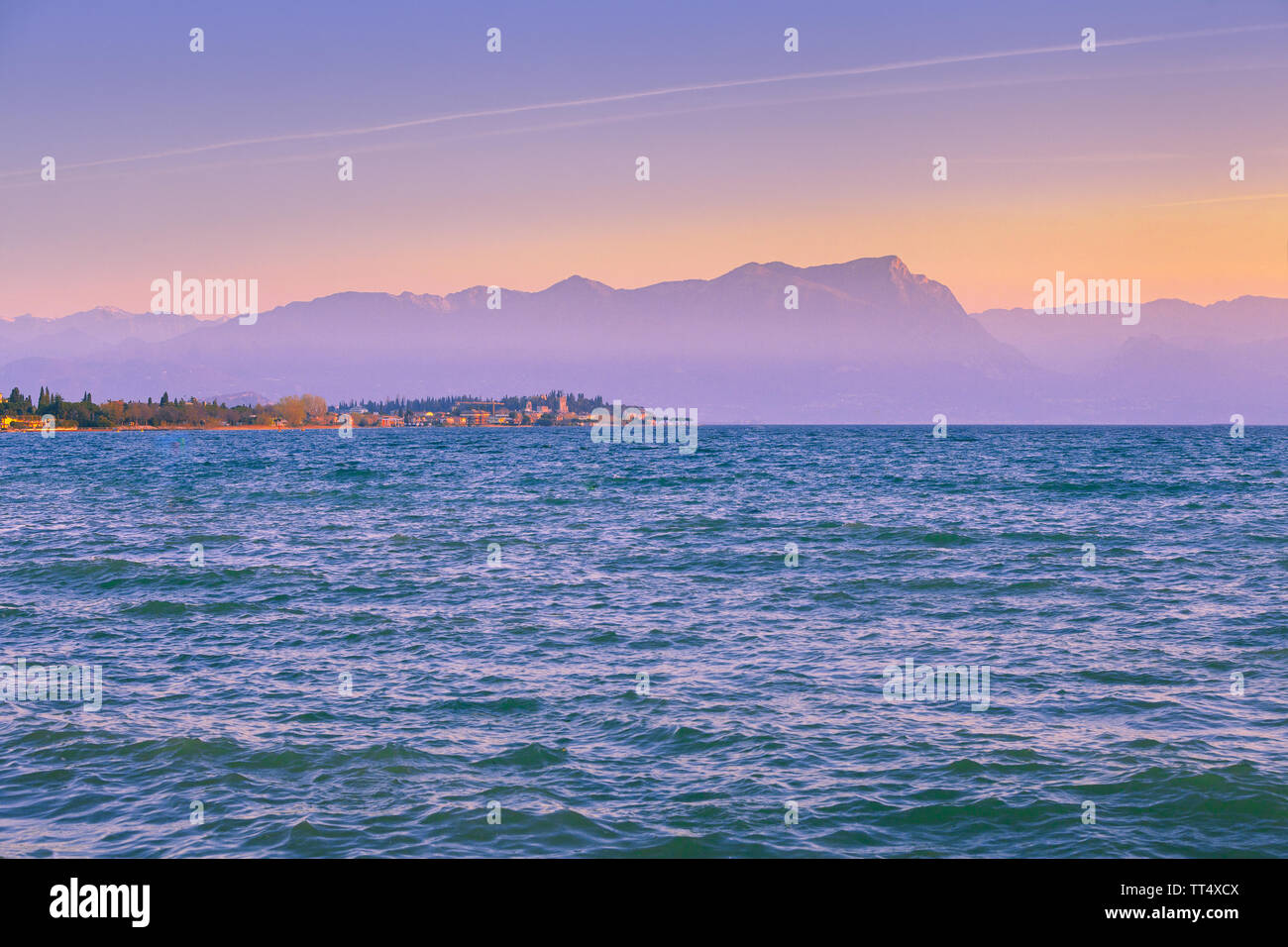 Am frühen Morgen, Sonnenaufgang über dem Gardasee (Lago di Garda), Italien, Europa Stockfoto