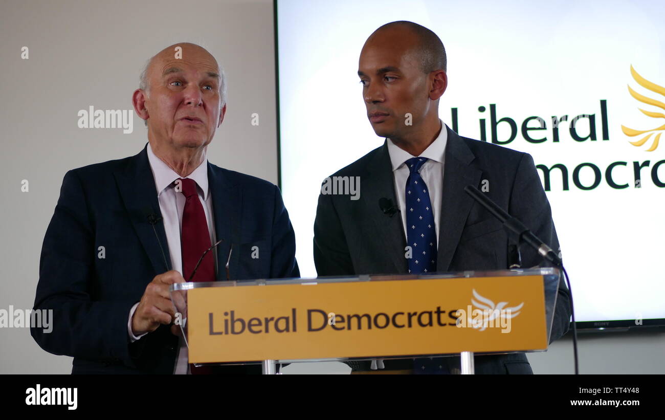 Vince Cable und Siobhan Benita Willkommen ehemalige Arbeits- und Ändern UK MP Chuka Umunna wie er Mängel der Liberaldemokraten (Lib Dems) Stockfoto