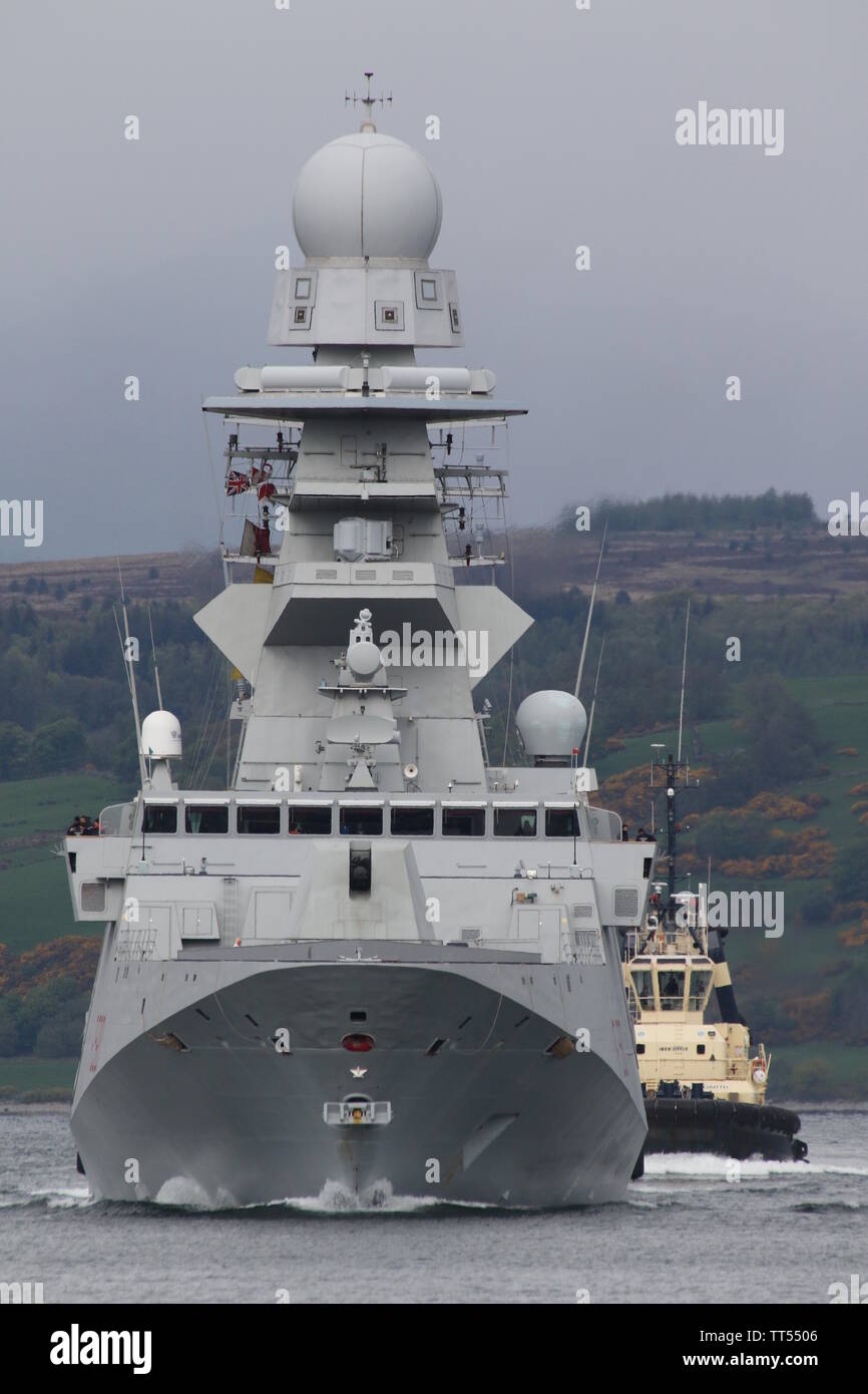 Die italienische Marine Fregatte seine Carlo Bergamini (F 590), unterstützt von der Clyde-basierte TUGBOAT Anglegarth, bei der Ankunft für Übung gewaltige Schild 19. Stockfoto