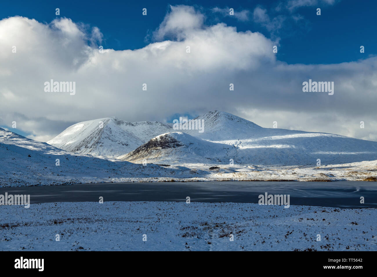 Rannoch Moor in Schottland im Winter mit Schnee bedeckten Bergen Stockfoto