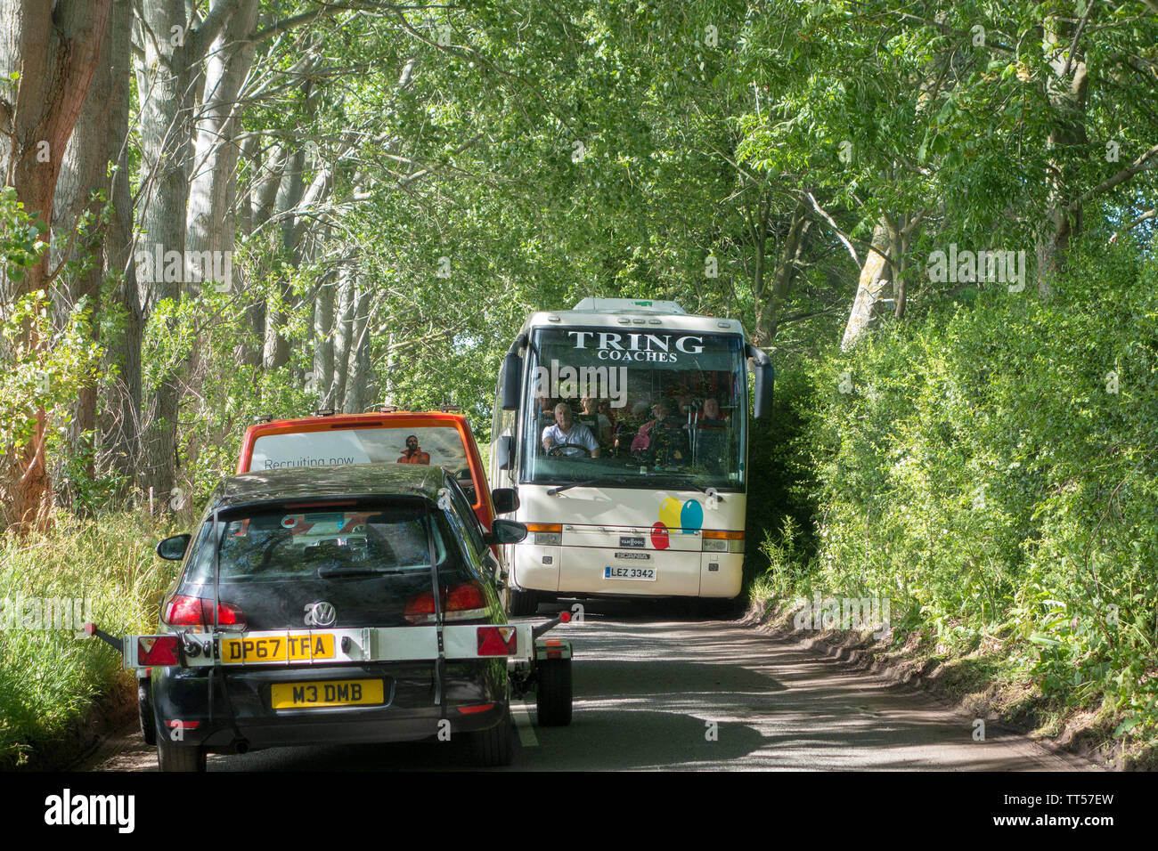 14. Juni 2019. Ein Burst Wasser Hauptursachen Verwüstung auf Hayling Island. Staus von bis zu 3 Stunden, da der Verkehr wird umgeleitet über enge Gassen in Northney nach der Hauptstraße auf Hayling Island ist nach einer Wasserleitung geplatzt beschädigt. Stockfoto