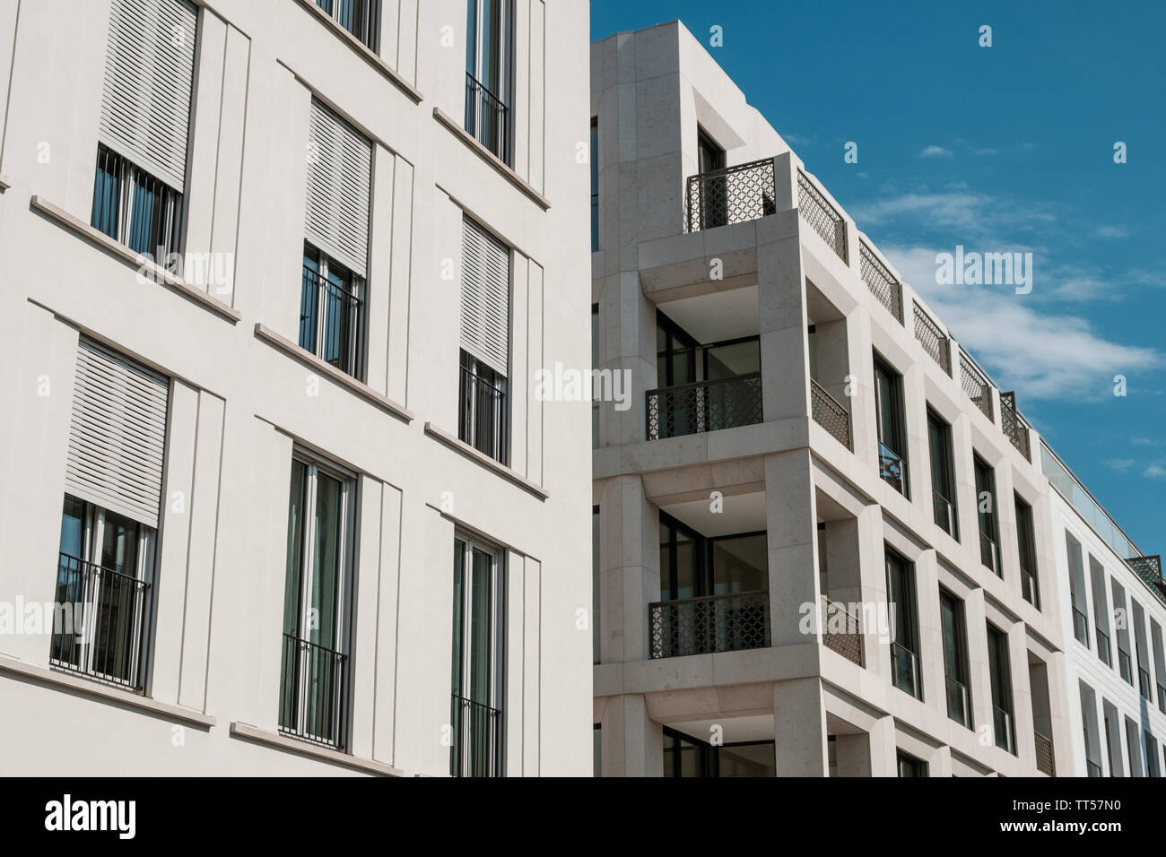 Modernes Apartmentgebäude Fassade, Immobilien nach außen Stockfoto