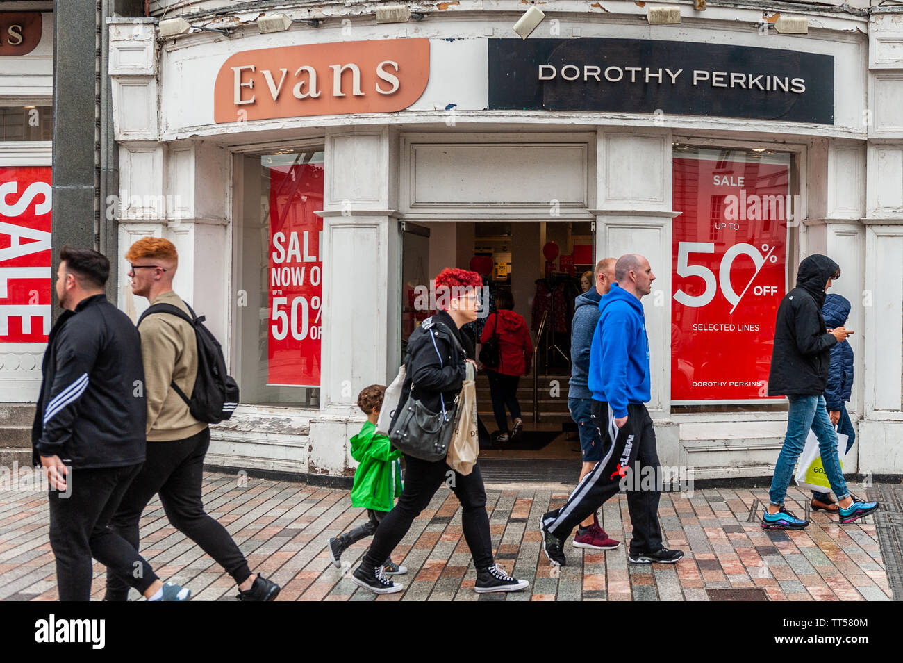 Cork, Irland. 14 Juni, 2019. Philip's Grün Arcadia group in einem Unternehmen freiwillige Anordnung (CVA) diese Woche, mit dem Ergebnis der 6 Irland Stores schließen in der nahen Zukunft. Sowie die Evans/Dorothy Perkins-Store auf Patrick Street, Cork, wie hier dargestellt, die anderen Läden zu schließen sind in Dublin und Galway. Credit: Andy Gibson/Alamy Leben Nachrichten. Stockfoto