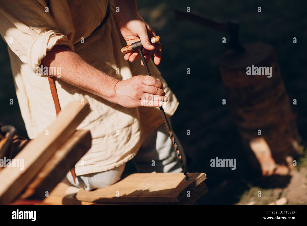 Tischler Bohrer Holz mit einer Handbohrmaschine Stockfoto
